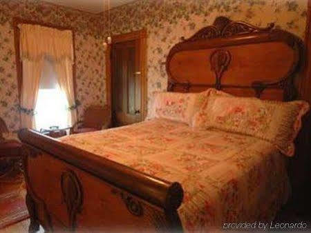 The Lion And The Rose Bed & Breakfast Bed & Breakfast Whitefield Room photo